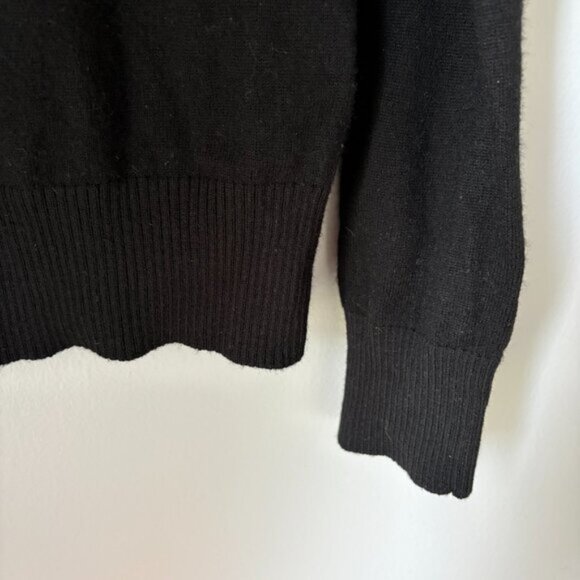 Banana Republic Black V-Neck 100% Merino Wool Sweater Size Small Men's Preppy - Picture 3 of 6